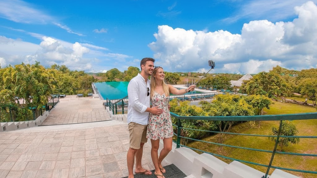 Sigiriya Hotels: Couple posing for a picture at Aliya Resort & Spa